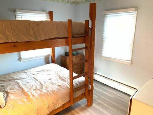 3Rd From The Beach!! Super Cute Bungalow!! in Surf City, USA
