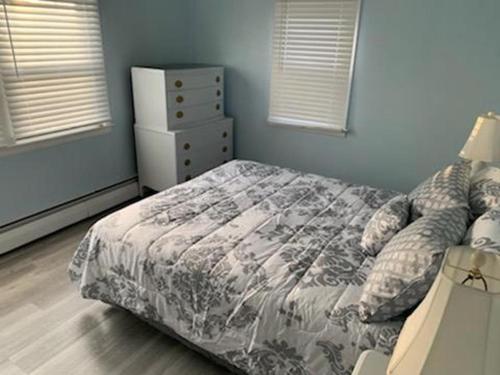 3Rd From The Beach!! Super Cute Bungalow!! in Surf City, USA