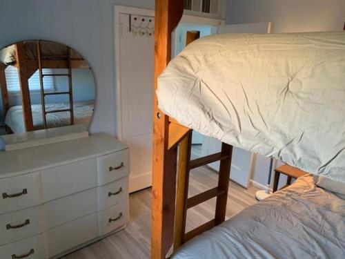 3Rd From The Beach!! Super Cute Bungalow!! in Surf City, USA