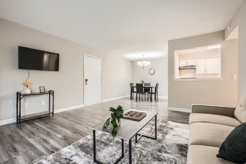 Crest At East Cobb 1822h Comfort Spacious 2bd 2bt in Marietta, USA