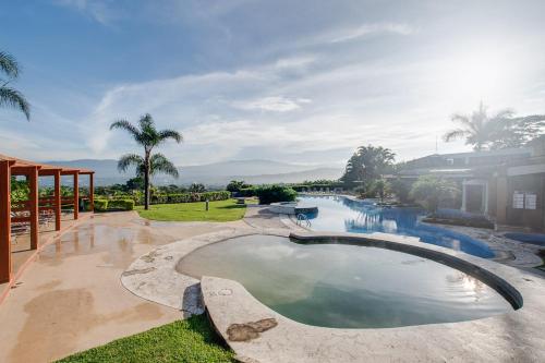 CR MARIPOSA RENTALS Mountain view near pool in 奥罗河