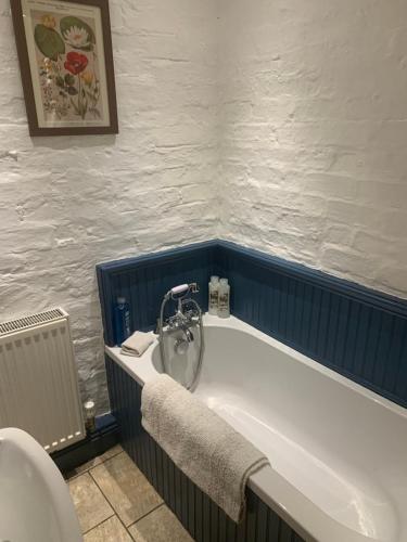 חדר אמבטיה, The Old Stables in ברנסלי