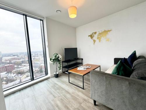 Premium Deals l Last-Minute Stay l 4 min walk to Birmingham Central Library l 18th floor 2 Bed 2 Bath City Centre Penthouse with GYM & Netflix by JVT Short Lets, Birmingham (fotografie 2)