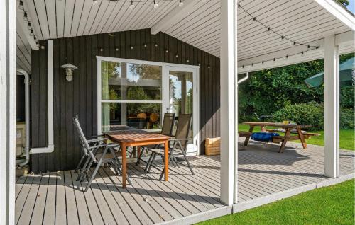  Gorgeous Home In Glesborg With Wifi in Fjellerup Strand