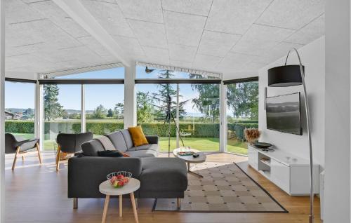  3 Bedroom Beautiful Home In Juelsminde in Sønderby