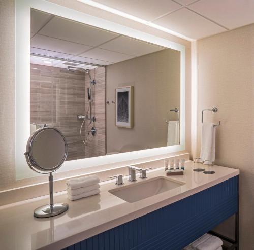 Deluxe, Guest room, 1 King, High floor image 2