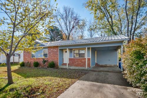 Beth Ln Breakaway Family Home-Blocks from Walmart HQ in Bentonville, USA