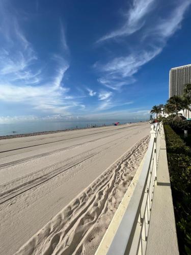 Excellent Hollywood 2BD Condo 0012-21mar in Hollywood, USA
