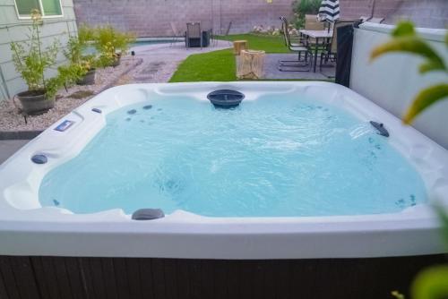 Vegas Hideaway with Jacuzzi & Pool by Strip, Las Vegas (Foto 3)