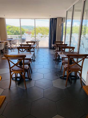 Restaurant, Hotel em CABO FRIO Cond Royale - Av Assuncao 239 Bairro Passagem ap 305 in Jacare