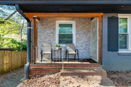 Cozy 3BR Retreat with Fenced Yard & Free Parking in Atlanta, USA