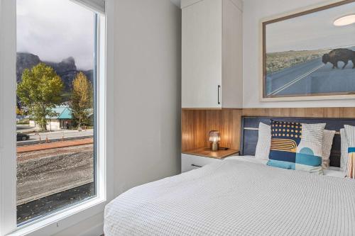 Scenic Views in a Luxurious Townhouse - image 3