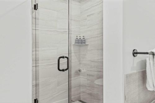 Stylishly Renovated Spring Creek Retreat - image 4