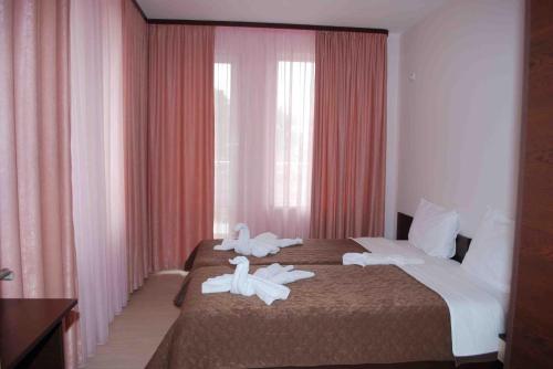 2 bedrooms, 5 beds