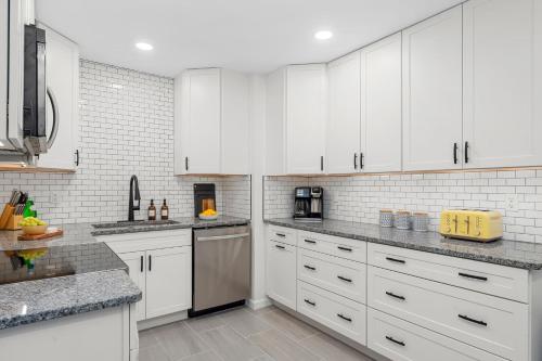 The Bauhaus - 4BR,3BA ,Families , Ample Parking in Alachua (Florida)