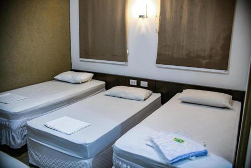 3 twin beds