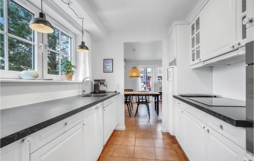 Cuina, Nice Home In Blavand With Sauna in Oksby