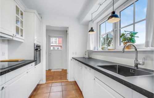 Cuina, Nice Home In Blavand With Sauna in Oksby