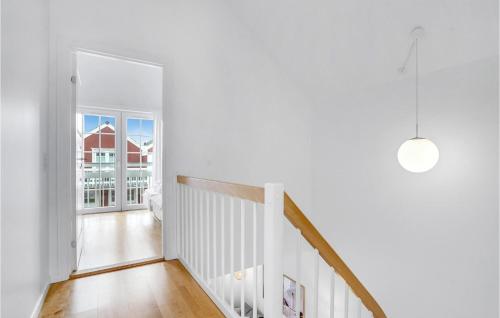 Cuina, Nice Home In Blavand With Sauna in Oksby