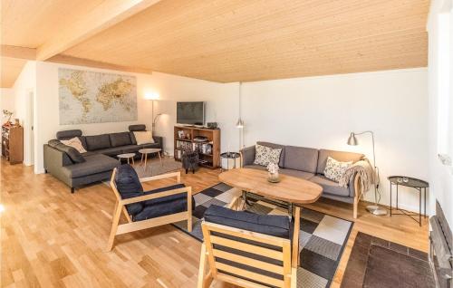  Five-Bedroom Holiday Home In Hojby in Højby