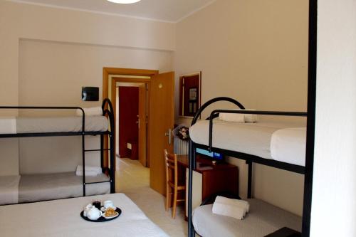2 queen beds, 1 bunk bed