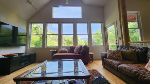 Creekside Craftsman Cabin with Jacuzzi - Alpine Splendor 6 Mins to downtown in Boulder, USA