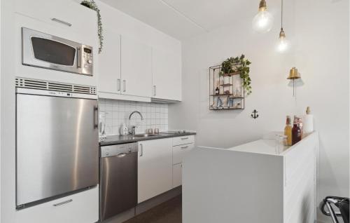 cuisine, 1 Bedroom Awesome Apartment In Allinge in Allinge