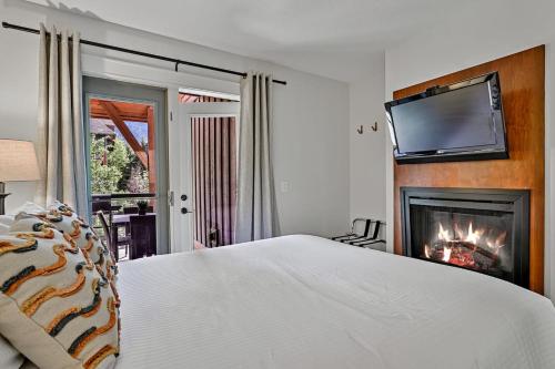 Classic Hideaway Elegant 2BD 2BTH - image 5
