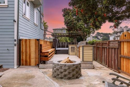 1 block to beach, Private Hot Tub, Fire Pit and BBQ 1 block to beach, Private Hot Tub, Fire Pit and BBQ