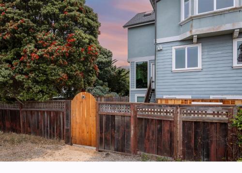 1 block to beach, Private Hot Tub, Fire Pit and BBQ 1 block to beach, Private Hot Tub, Fire Pit and BBQ