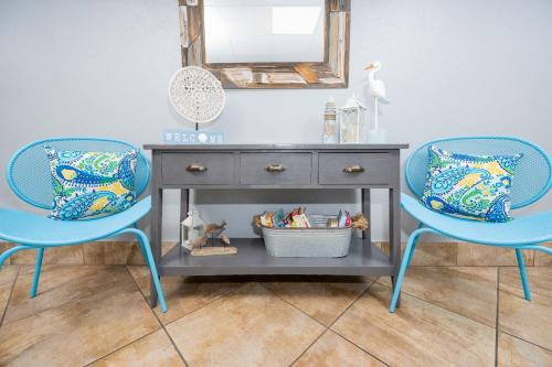 Island Winds East 810 condo near Bahama Bobs Beach Side Cafe