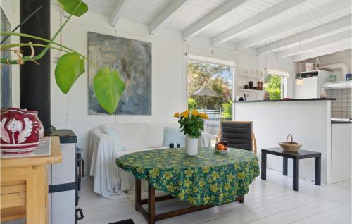  3 Bedroom Cozy Home In Dronningmølle in Dronningmølle