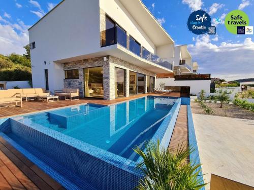 Villa Ramarin III with infinity heated pool, jacuzzi and sauna by the sea in Rogoznica – khách sạn tại Razanj