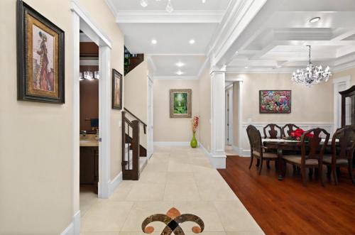 Spacious Retreat with Shared Amenities Private room in a house in Richmond, Canada