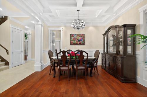 Spacious Retreat with Shared Amenities Private room in a house in Richmond, Canada