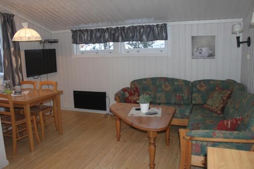 Two-Bedroom Cottage with Shared Bathroom 8 (5 Adults)