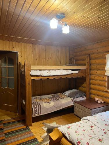 1 queen bed, 1 bunk bed