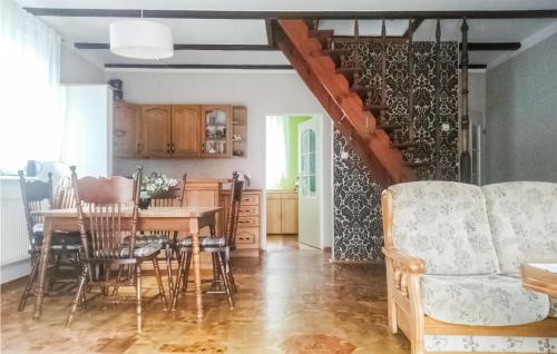 virtuve, 4 Bedroom Stunning Home In Dominikowo in Dominikowo