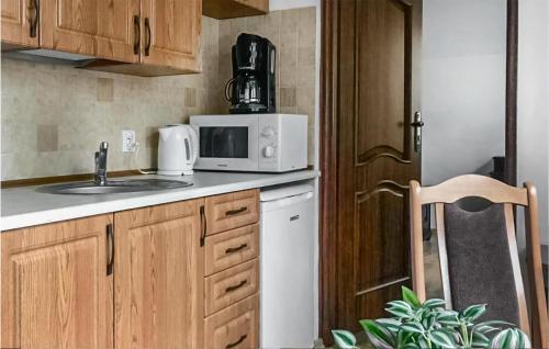 virtuve, Gorgeous Apartment In Debina With Wifi in Poddabie