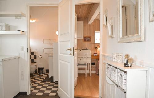 浴室, Two-Bedroom Holiday Home In Esbjerg V in 耶廷