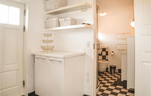 浴室, Two-Bedroom Holiday Home In Esbjerg V in 耶廷