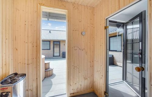 kuhinja, Nice Home In Hvide Sande With Sauna in Hvide Sande