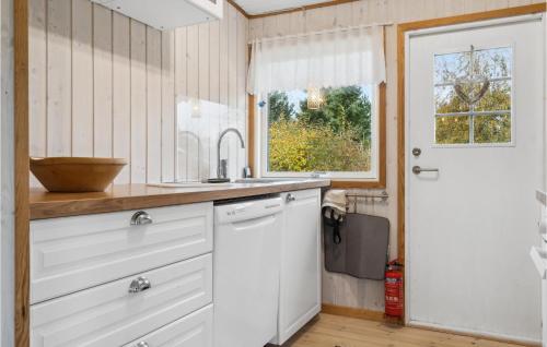 廚房, Nice Home In Bogø By With Wifi in 博島