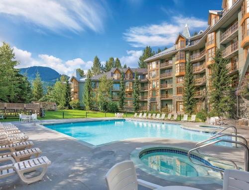 Stylish Whistler Village 1Bdrm Stay with Full Kitchen, Laundry, Resort Amenities in Whistler, Canada