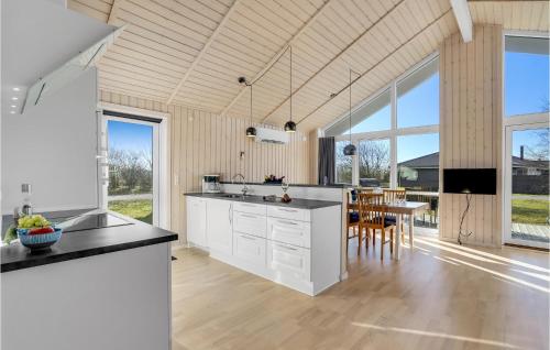 cuisine, 3 Bedroom Lovely Home In Tarm in Hemmet