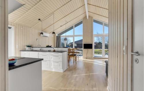 cuisine, 3 Bedroom Lovely Home In Tarm in Hemmet