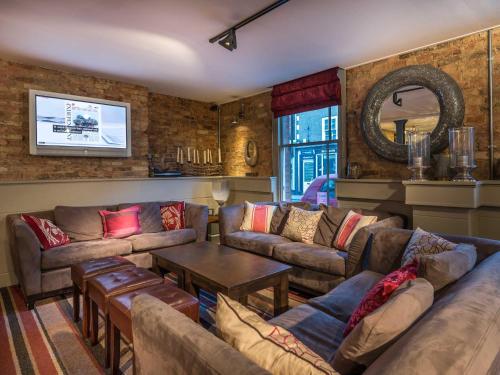 Pub/Lounge, The Admiral Rodney Hotel, Horncastle, Lincolnshire - The Coaching Inn Group in Horncastle