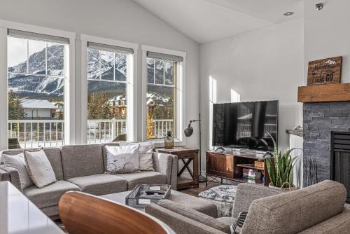Spectacular Rocky Mountain Views 3BD By The Tracks - image 4