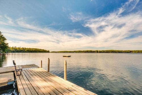 Lake Tomahawk Cabin with Dock and Fire Pit in Minocqua, USA