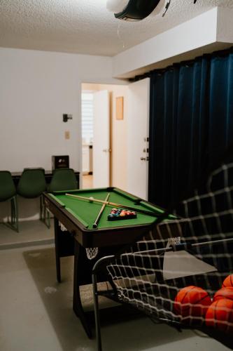 New Private Pool Villa, 15 mins to Disney, Outdoor Firepit and Game Room in Kissimmee, USA